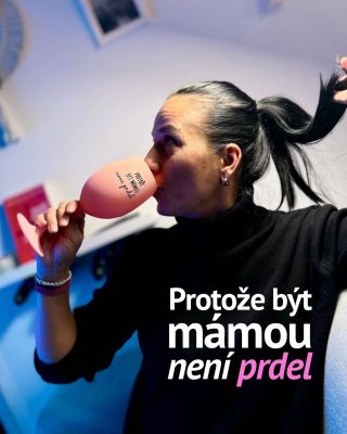 🌸 Čekali jste post o mateřství? Dneska mám pro vás jiný příběh! ✨ Na Vánoce jsem dostala tuto růžovou skleničku s nápisem,...